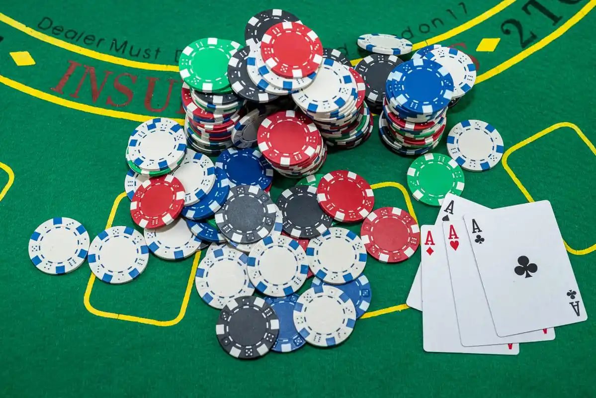 Antarmuka aplikasi kasino mobile sun togel yang menampilkan slot Aviator dan live-dealer tables dengan menu navigasi bawah